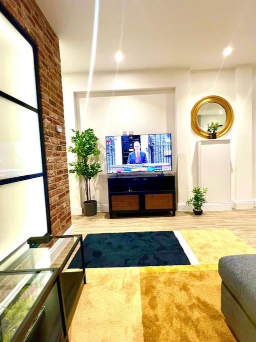 Brand New Apt - Beach Breeze Spacious 1-Bedroom Apartment With Parking - Sleeps 4 Ppl- Internet Bornemouth Extérieur photo