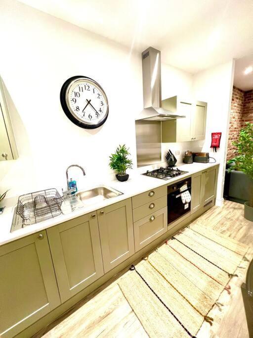 Brand New Apt - Beach Breeze Spacious 1-Bedroom Apartment With Parking - Sleeps 4 Ppl- Internet Bornemouth Extérieur photo