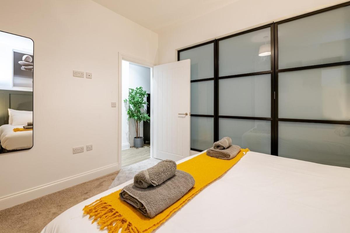 Brand New Apt - Beach Breeze Spacious 1-Bedroom Apartment With Parking - Sleeps 4 Ppl- Internet Bornemouth Extérieur photo