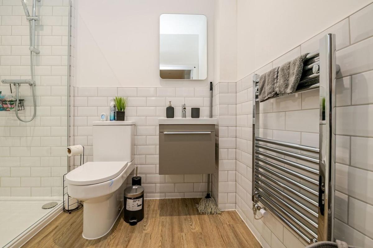 Brand New Apt - Beach Breeze Spacious 1-Bedroom Apartment With Parking - Sleeps 4 Ppl- Internet Bornemouth Extérieur photo
