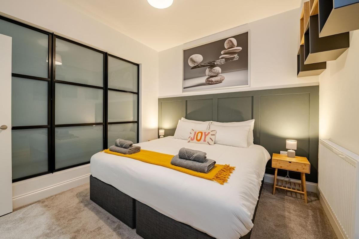 Brand New Apt - Beach Breeze Spacious 1-Bedroom Apartment With Parking - Sleeps 4 Ppl- Internet Bornemouth Extérieur photo