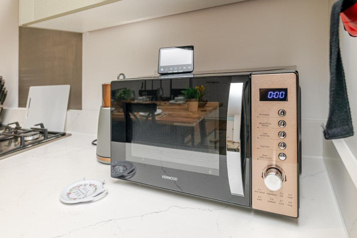 Brand New Apt - Beach Breeze Spacious 1-Bedroom Apartment With Parking - Sleeps 4 Ppl- Internet Bornemouth Extérieur photo