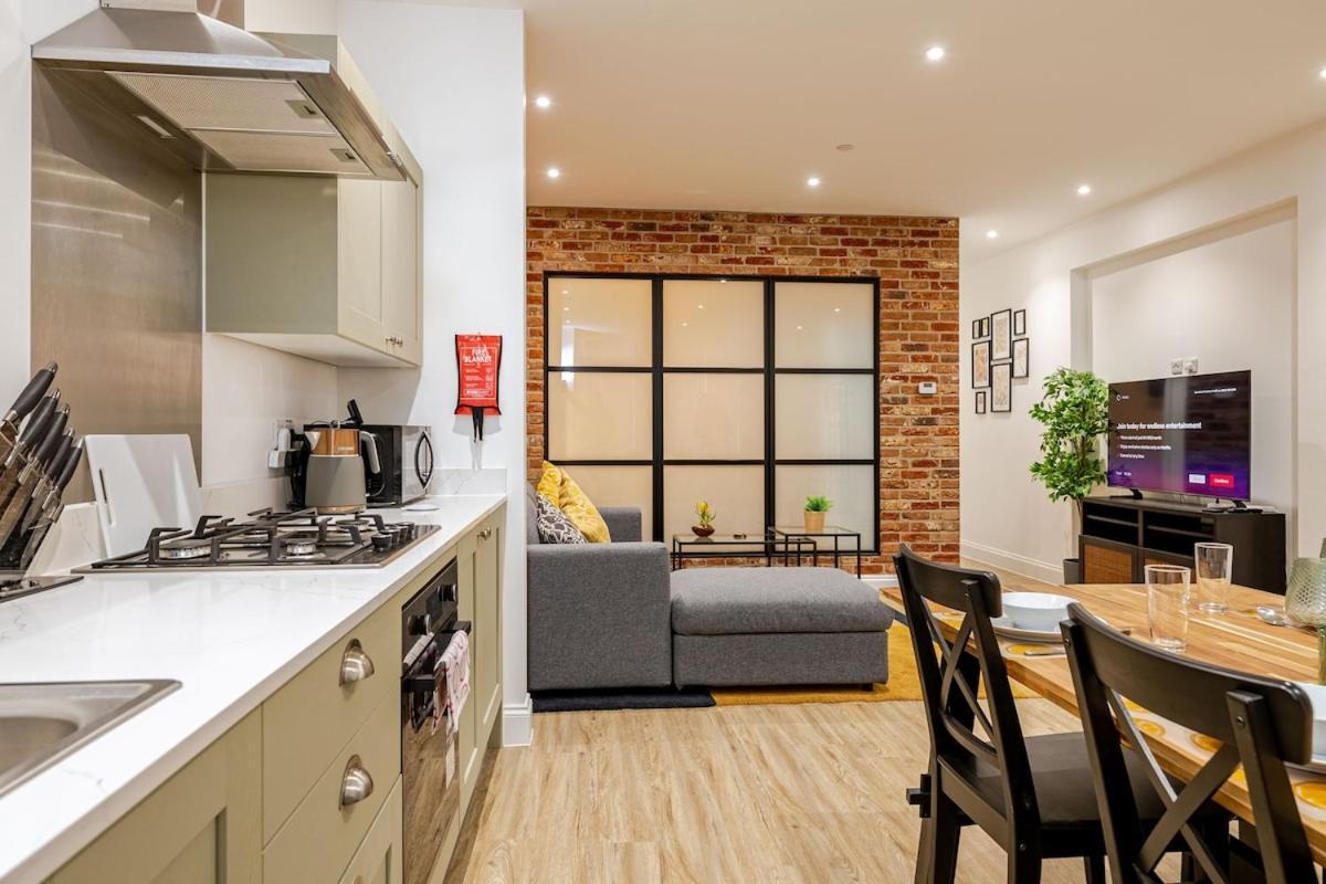 Brand New Apt - Beach Breeze Spacious 1-Bedroom Apartment With Parking - Sleeps 4 Ppl- Internet Bornemouth Extérieur photo