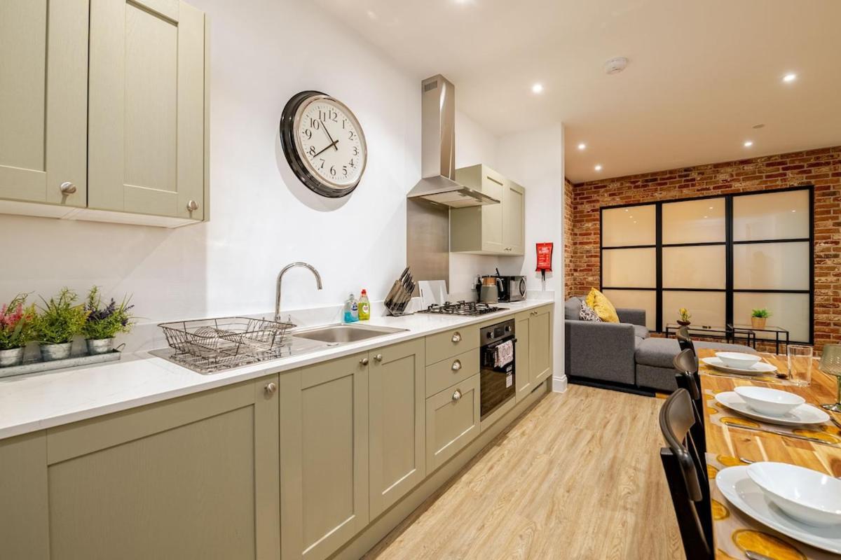 Brand New Apt - Beach Breeze Spacious 1-Bedroom Apartment With Parking - Sleeps 4 Ppl- Internet Bornemouth Extérieur photo