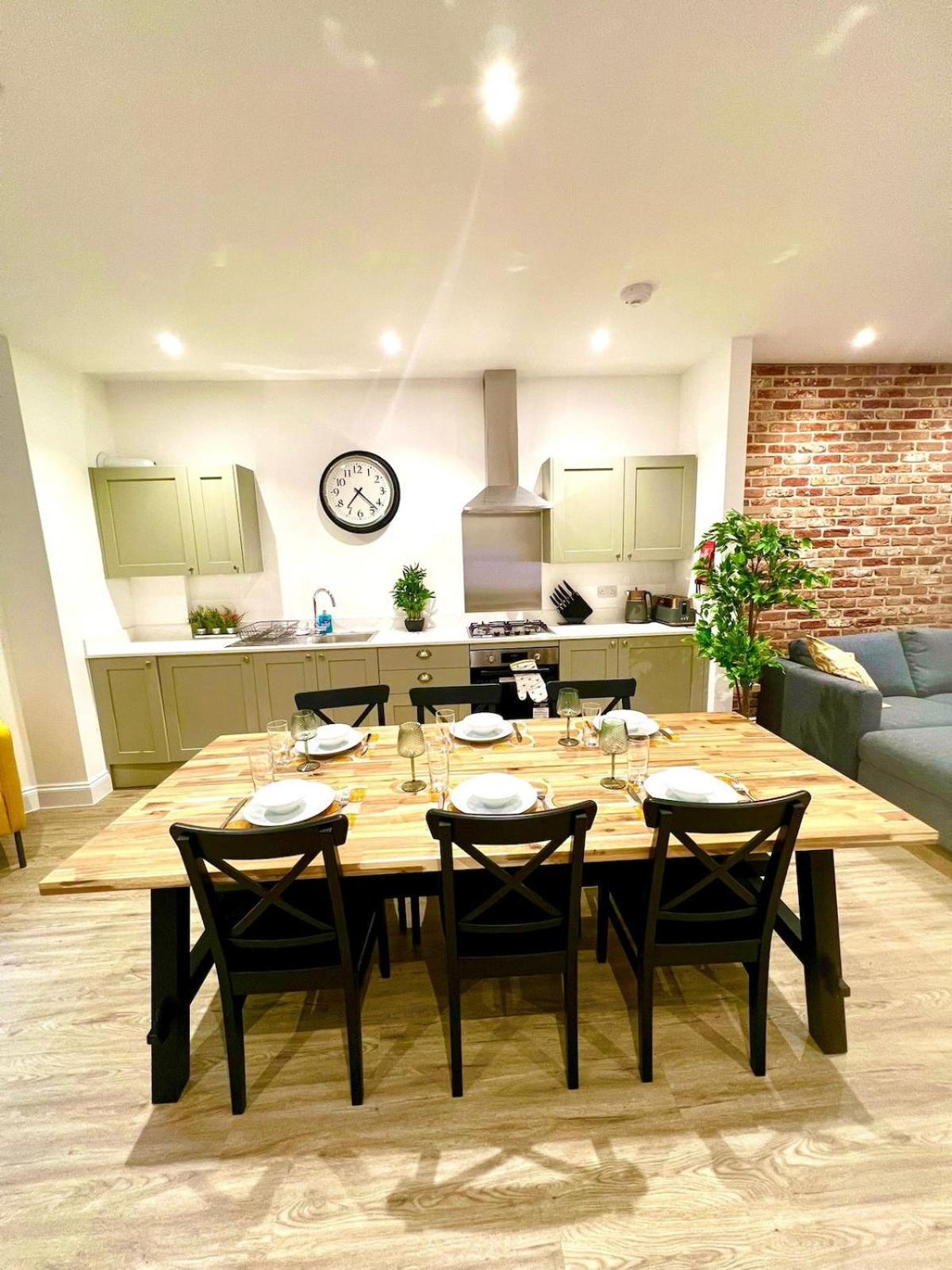 Brand New Apt - Beach Breeze Spacious 1-Bedroom Apartment With Parking - Sleeps 4 Ppl- Internet Bornemouth Extérieur photo